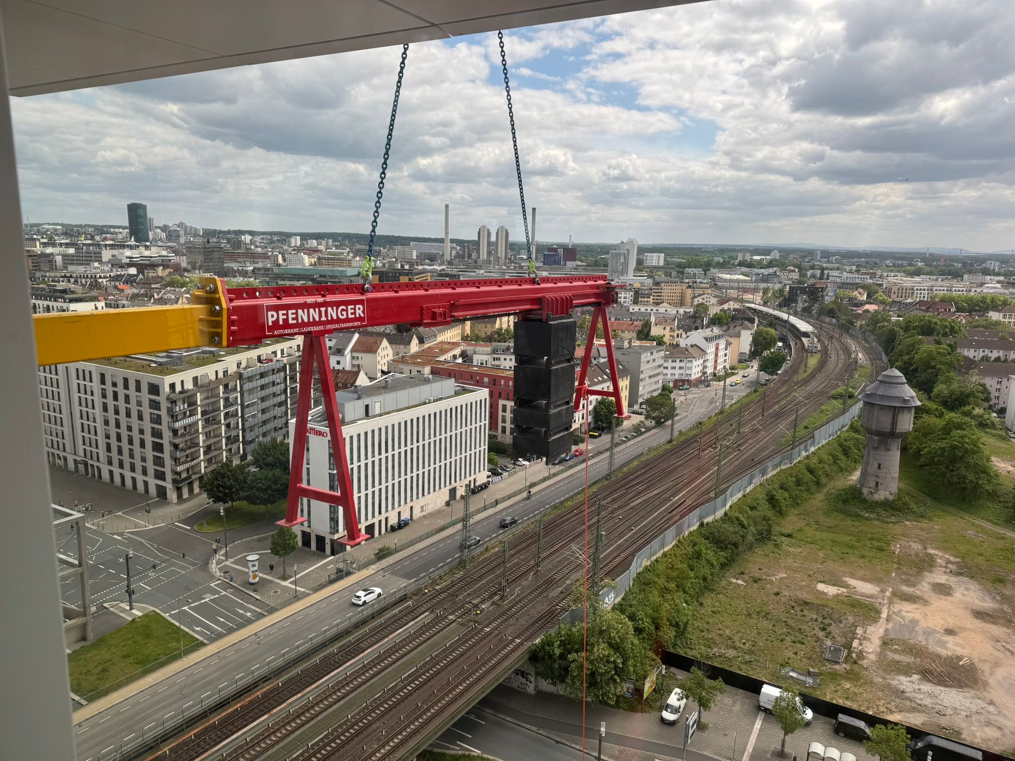 Pfenninger Portalkran über Gleisanlage im Einsatz beim Heben großer Lasten.