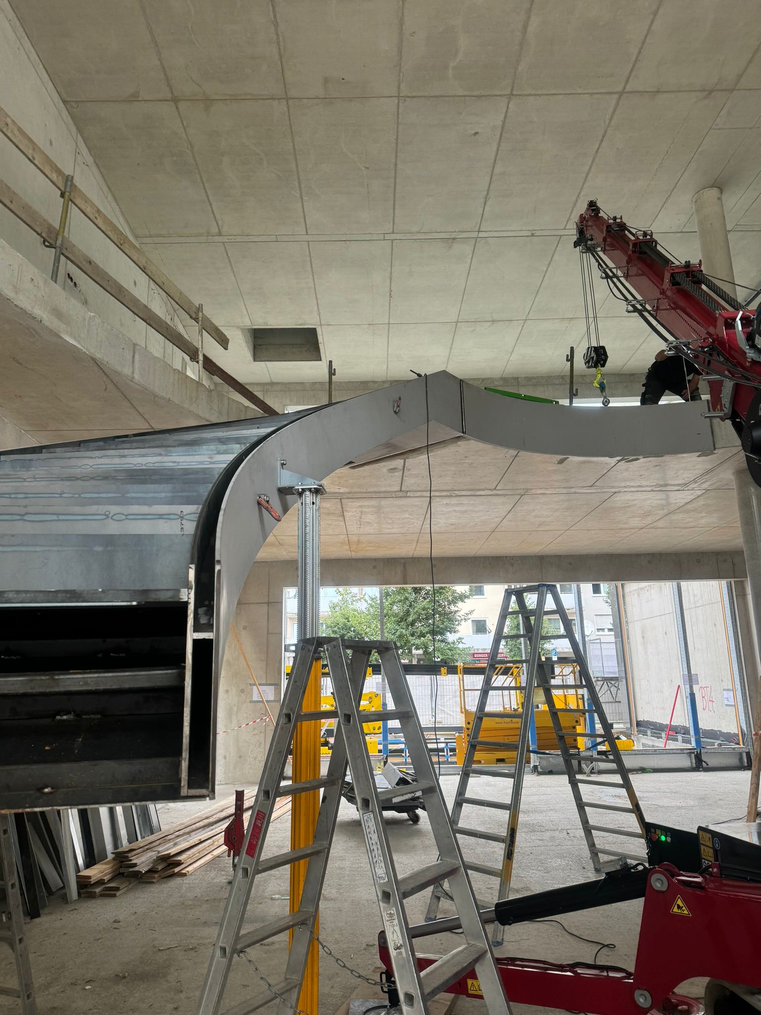 Innenmontage großer Lüftungselemente mit kompaktem Industriekran.